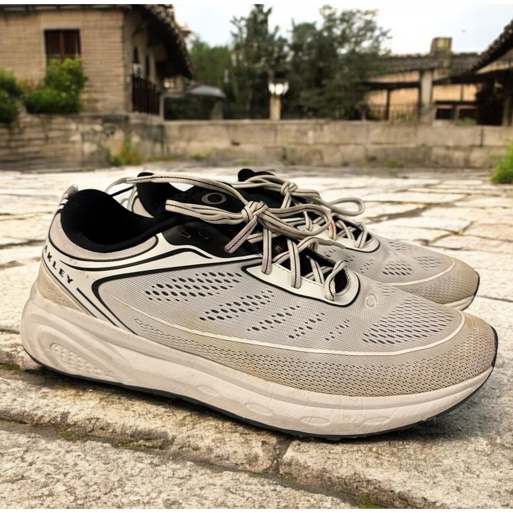 OAKLEY Spur OS  Men's Running Shoes Athletic‎ Sneakers White W/ Black Size 11.5